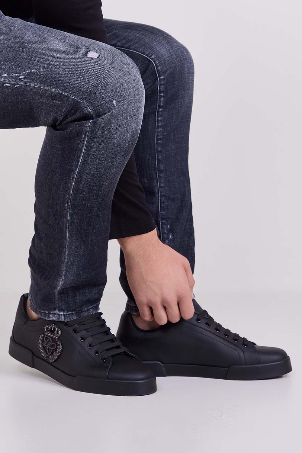 תמונת כל הלוק של נעלי סניקרס עור